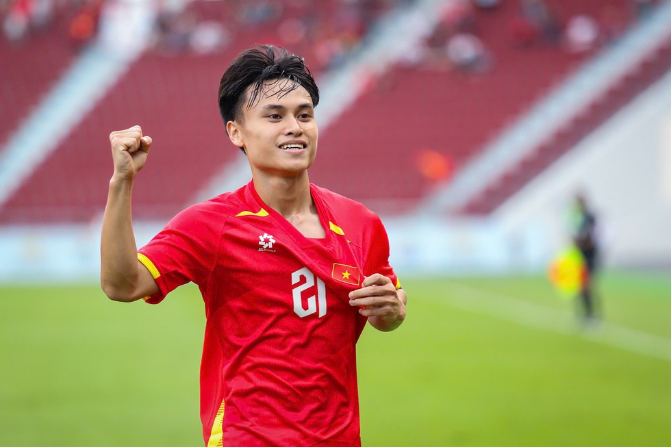 HLV Mai Đức Chung và ông Kim Sang-sik cùng mong 2 đội đoạt HCV SEA Games 33- Ảnh 4.