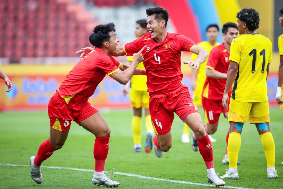 HLV Mai Đức Chung và ông Kim Sang-sik cùng mong 2 đội đoạt HCV SEA Games 33- Ảnh 5.