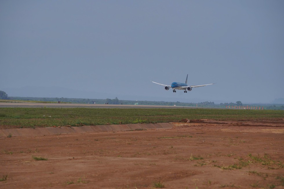M&aacute;y bay đ&atilde; đ&aacute;p th&agrave;nh c&ocirc;ng xuống s&acirc;n bay Long Th&agrave;nh - Ảnh 1.