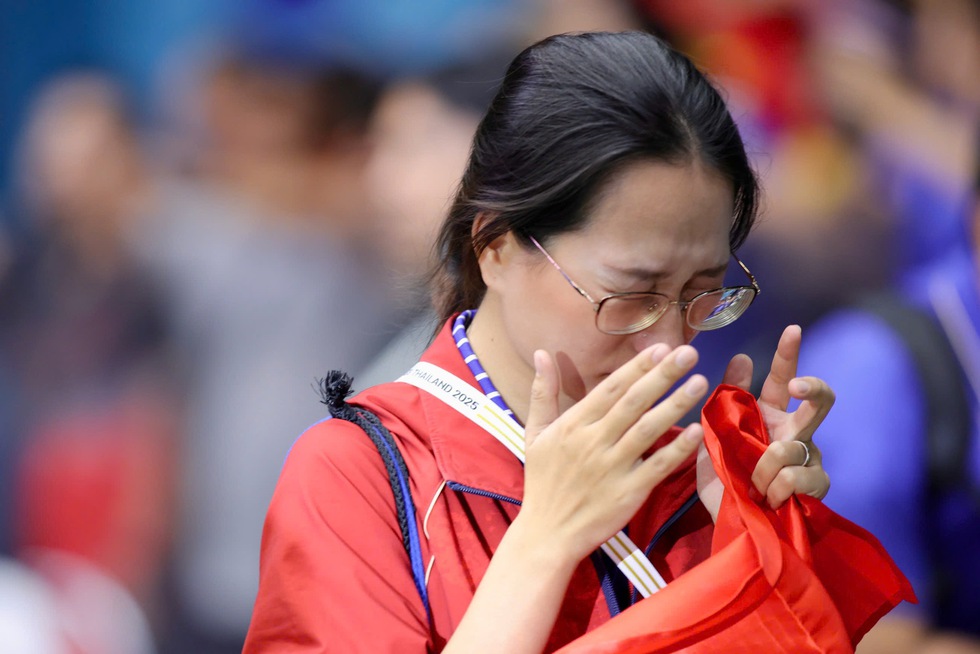 Giọt nước mắt của những c&ocirc; g&aacute;i quả cảm tại SEA Games 33 - Ảnh 4.