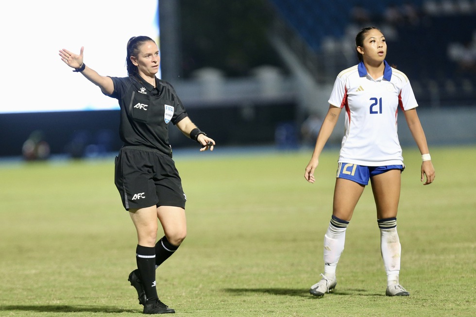 Đội tuyển nữ Việt Nam đ&atilde; thua đau v&igrave; trọng t&agrave;i, qu&aacute; lo ngại cho U.23 đấu Th&aacute;i Lan chung kết- Ảnh 2.