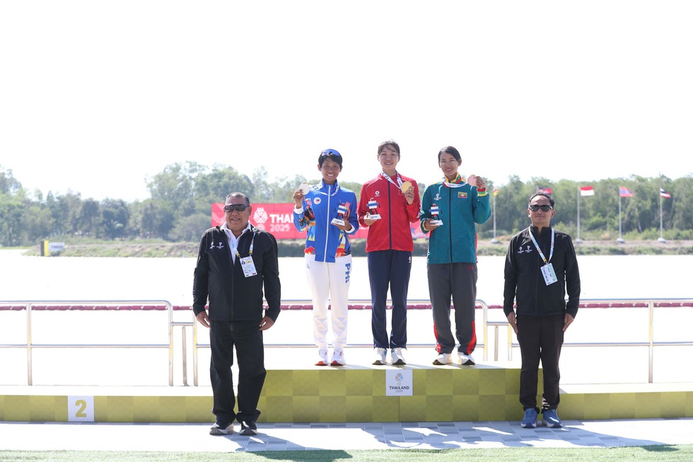 Từng tập thuyền... tr&ecirc;n cạn v&igrave; dịch Covid-19, tay ch&egrave;o 19 tuổi Hồ Thị Duy gi&agrave;nh HCV thứ 4 cho rowing- Ảnh 2.