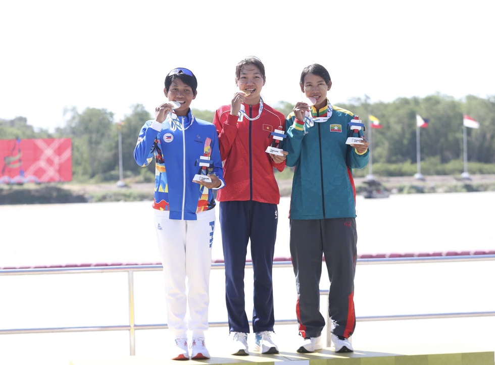 Từng tập thuyền... tr&ecirc;n cạn v&igrave; dịch Covid-19, tay ch&egrave;o 19 tuổi Hồ Thị Duy gi&agrave;nh HCV thứ 4 cho rowing- Ảnh 1.