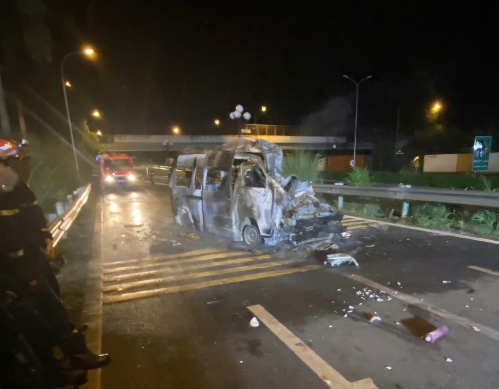 Xe cứu thương t&ocirc;ng xe đầu k&eacute;o ở đường dẫn trạm dừng nghỉ cao tốc: 3 người tử vong- Ảnh 4.