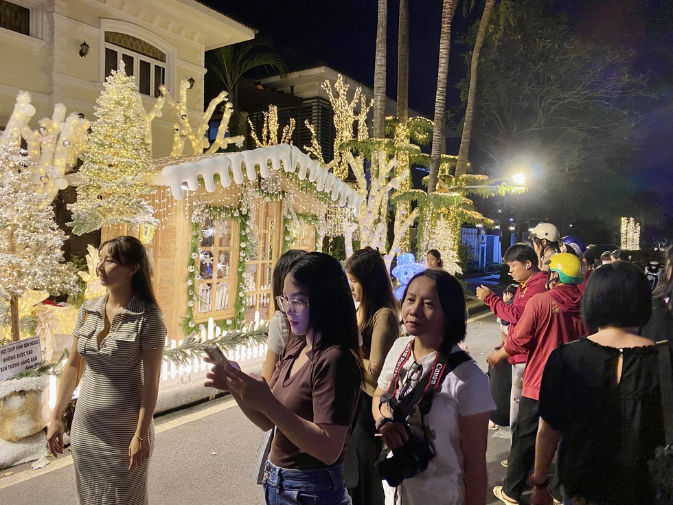 Chụp ảnh Gi&aacute;ng sinh ở &lsquo;phố nh&agrave; gi&agrave;u&rsquo;- Ảnh 2.