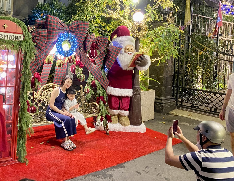 Chụp ảnh Gi&aacute;ng sinh ở &lsquo;phố nh&agrave; gi&agrave;u&rsquo;- Ảnh 7.