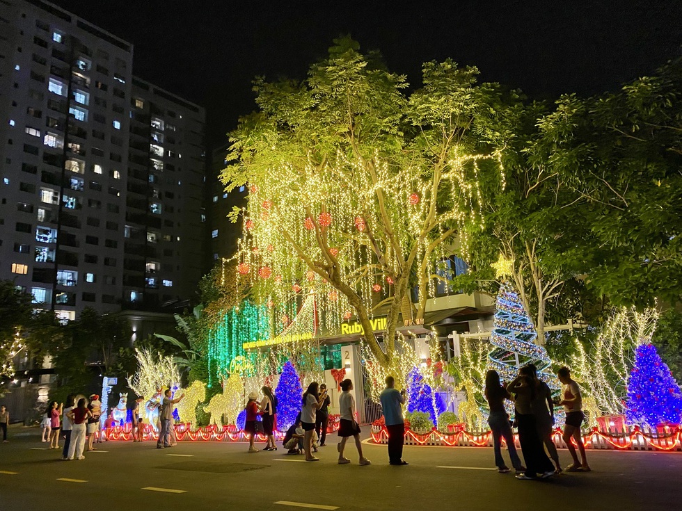 Chụp ảnh Gi&aacute;ng sinh ở &lsquo;phố nh&agrave; gi&agrave;u&rsquo;- Ảnh 1.