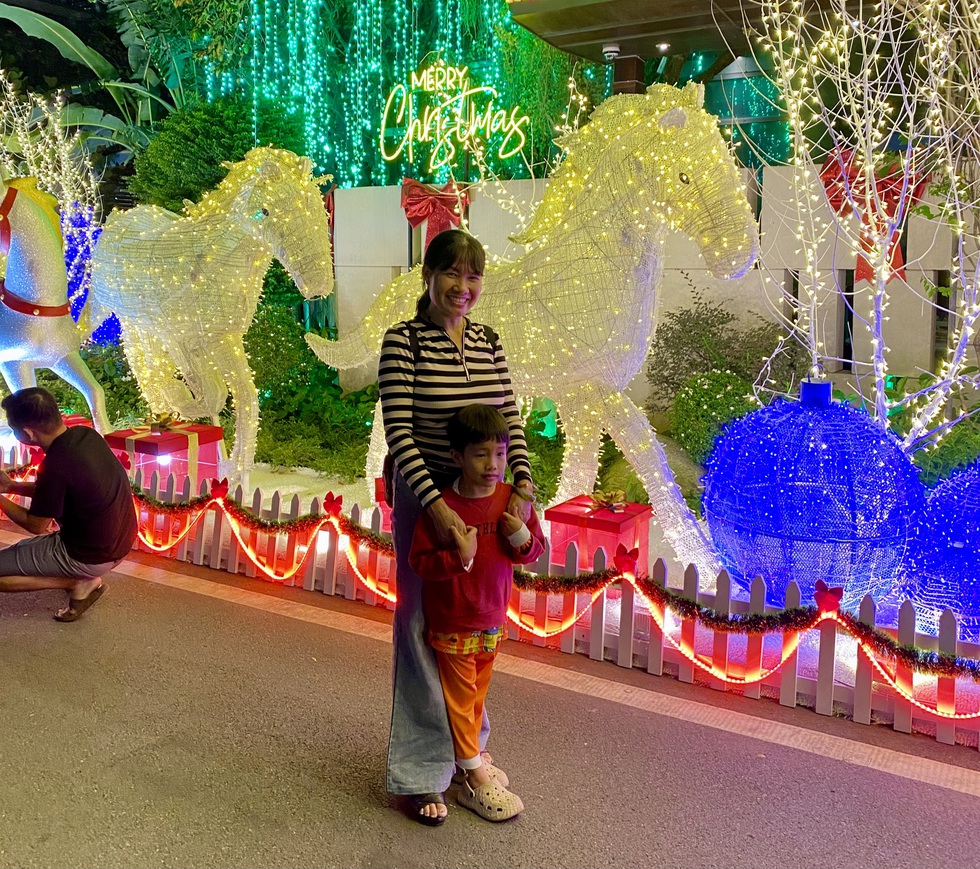 Chụp ảnh Gi&aacute;ng sinh ở &lsquo;phố nh&agrave; gi&agrave;u&rsquo;- Ảnh 10.