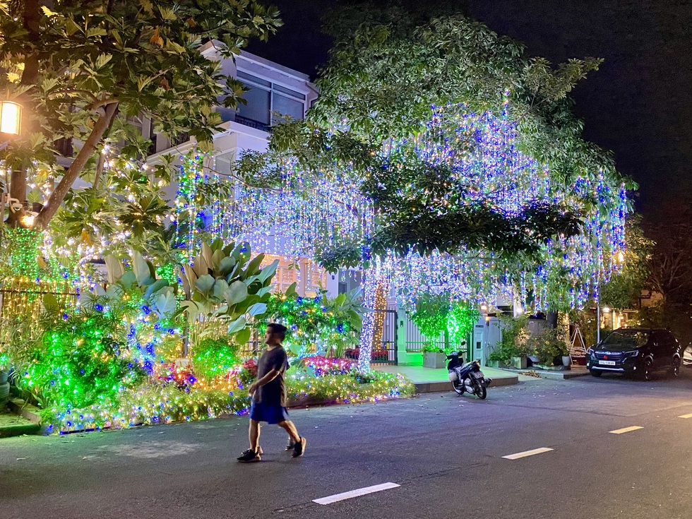 Chụp ảnh Gi&aacute;ng sinh ở &lsquo;phố nh&agrave; gi&agrave;u&rsquo;- Ảnh 6.