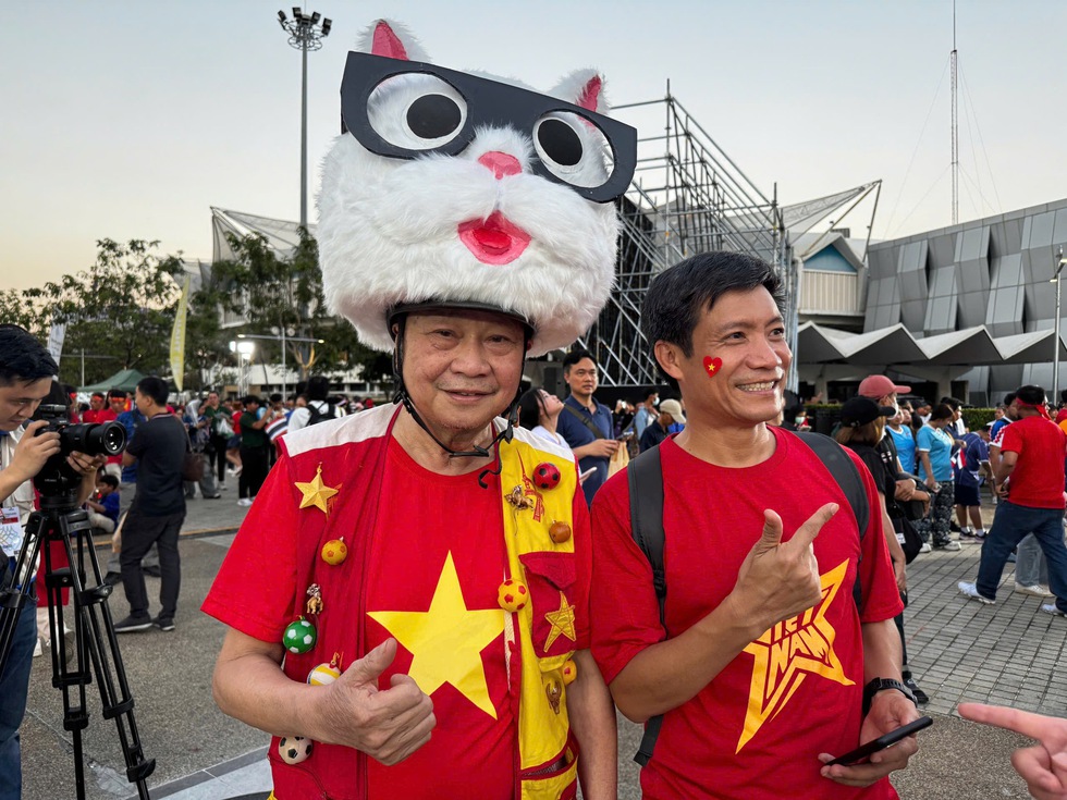 S&acirc;n Rajamangala đ&ocirc;ng nghẹt, CĐV Việt Nam rực sắc đỏ: Hồi hộp chờ thầy tr&ograve; thầy Kim thắng chung kết- Ảnh 6.