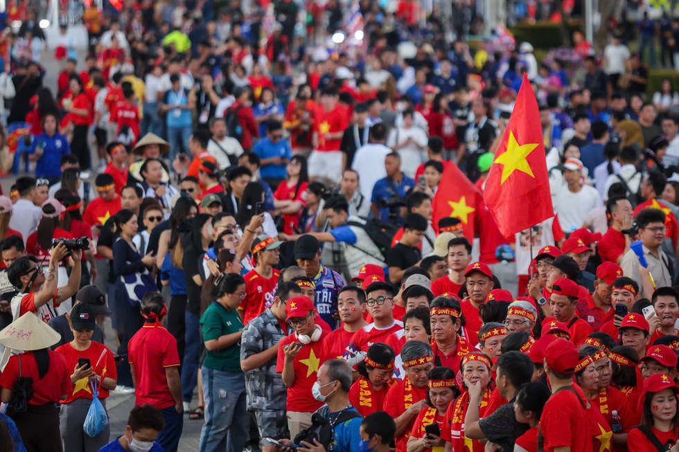 S&acirc;n Rajamangala đ&ocirc;ng nghẹt, CĐV Việt Nam rực sắc đỏ: Hồi hộp chờ thầy tr&ograve; thầy Kim thắng chung kết- Ảnh 5.