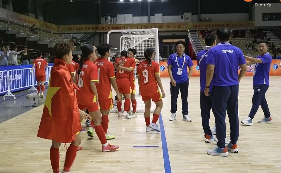 Th&ugrave;y Trang c&ugrave;ng đội tuyển futsal nữ Việt Nam đoạt HCV SEA Games lịch sử: Tuyệt vời!- Ảnh 2.
