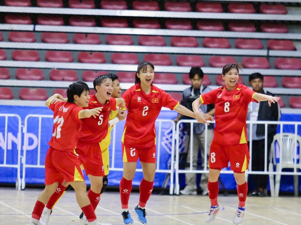 Th&ugrave;y Trang c&ugrave;ng đội tuyển futsal nữ Việt Nam đoạt HCV SEA Games lịch sử: Tuyệt vời!- Ảnh 6.