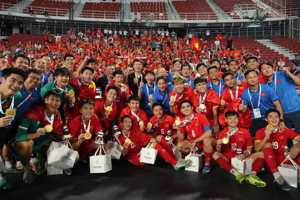 17 giờ 50 h&ocirc;m nay, U.22 Việt Nam v&agrave; futsal nữ ca kh&uacute;c khải ho&agrave;n về đến qu&ecirc; nh&agrave;- Ảnh 1.