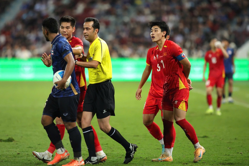 Trọng t&agrave;i điều h&agrave;nh hay thế n&agrave;o ở chung kết si&ecirc;u kịch t&iacute;nh, cả U.22 Th&aacute;i Lan v&agrave; Việt Nam đều th&iacute;ch!- Ảnh 2.