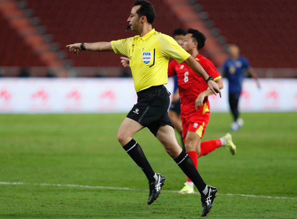 Trọng t&agrave;i điều h&agrave;nh hay thế n&agrave;o ở chung kết si&ecirc;u kịch t&iacute;nh, cả U.22 Th&aacute;i Lan v&agrave; Việt Nam đều th&iacute;ch!- Ảnh 1.