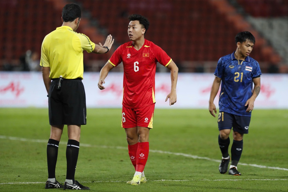 Trọng t&agrave;i điều h&agrave;nh hay thế n&agrave;o ở chung kết si&ecirc;u kịch t&iacute;nh, cả U.22 Th&aacute;i Lan v&agrave; Việt Nam đều th&iacute;ch!- Ảnh 6.