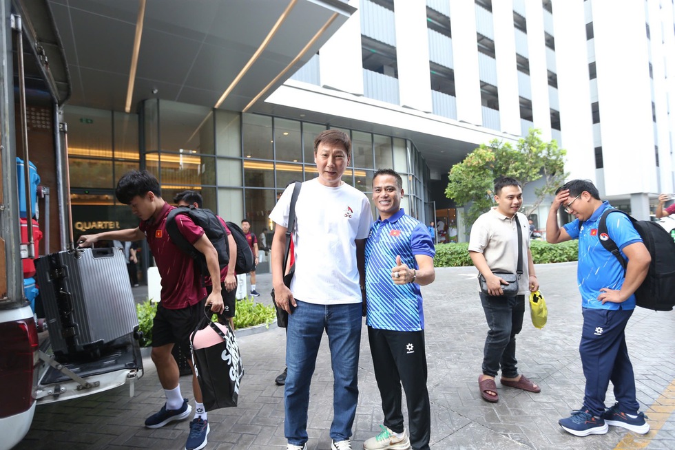 U.22 Việt Nam ra s&acirc;n bay từ sớm v&igrave; sợ tắc đường, bất ngờ với d&aacute;ng vẻ trẻ trung của thầy Kim- Ảnh 5.