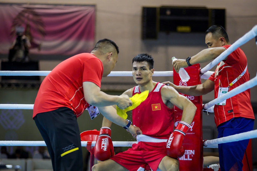 Cận cảnh v&otilde; sĩ Việt Nam chảy m&aacute;u v&igrave; r&aacute;ch m&iacute; mắt khi tranh HCV, bị trọng t&agrave;i xử thua Th&aacute;i Lan- Ảnh 8.