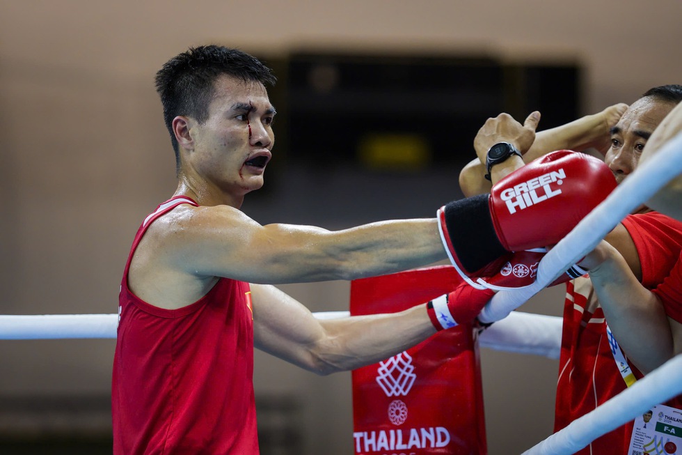 Cận cảnh v&otilde; sĩ Việt Nam chảy m&aacute;u v&igrave; r&aacute;ch m&iacute; mắt khi tranh HCV, bị trọng t&agrave;i xử thua Th&aacute;i Lan- Ảnh 11.