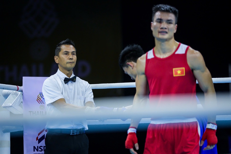 Cận cảnh v&otilde; sĩ Việt Nam chảy m&aacute;u v&igrave; r&aacute;ch m&iacute; mắt khi tranh HCV, bị trọng t&agrave;i xử thua Th&aacute;i Lan- Ảnh 1.