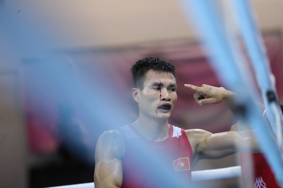 Cận cảnh v&otilde; sĩ Việt Nam chảy m&aacute;u v&igrave; r&aacute;ch m&iacute; mắt khi tranh HCV, bị trọng t&agrave;i xử thua Th&aacute;i Lan- Ảnh 5.