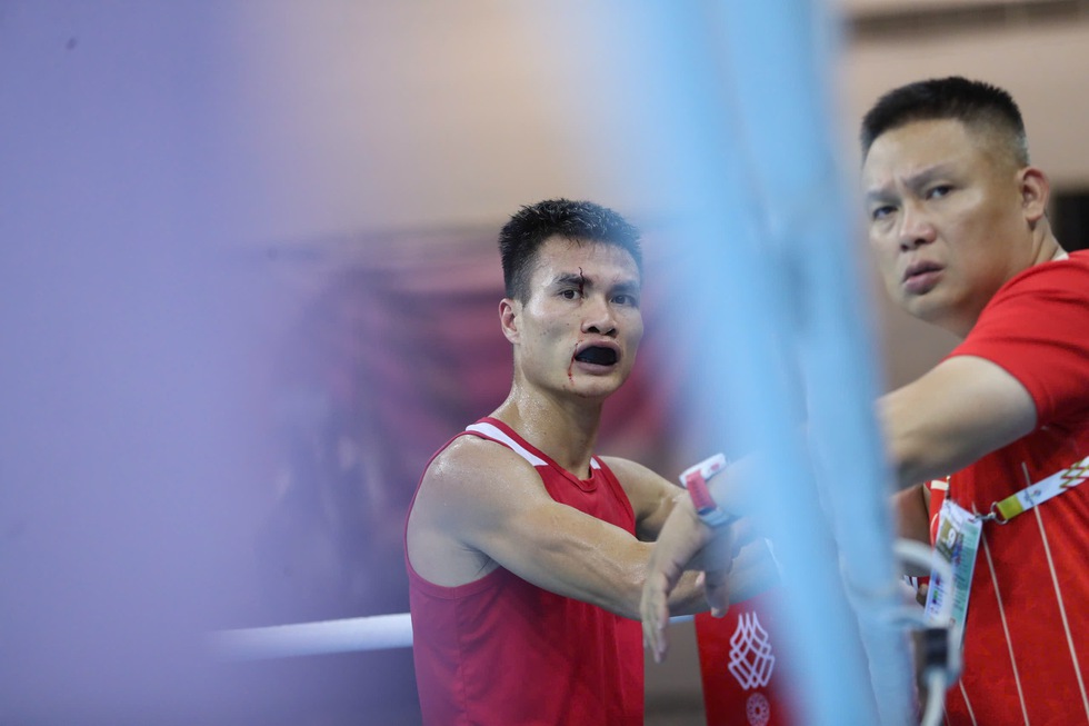 Cận cảnh v&otilde; sĩ Việt Nam chảy m&aacute;u v&igrave; r&aacute;ch m&iacute; mắt khi tranh HCV, bị trọng t&agrave;i xử thua Th&aacute;i Lan- Ảnh 13.