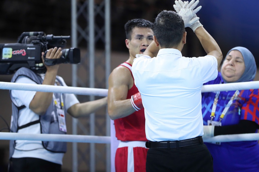 Cận cảnh v&otilde; sĩ Việt Nam chảy m&aacute;u v&igrave; r&aacute;ch m&iacute; mắt khi tranh HCV, bị trọng t&agrave;i xử thua Th&aacute;i Lan- Ảnh 3.