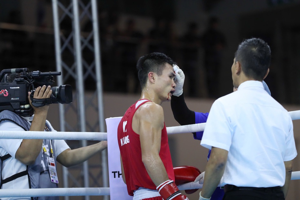 Cận cảnh v&otilde; sĩ Việt Nam chảy m&aacute;u v&igrave; r&aacute;ch m&iacute; mắt khi tranh HCV, bị trọng t&agrave;i xử thua Th&aacute;i Lan- Ảnh 9.