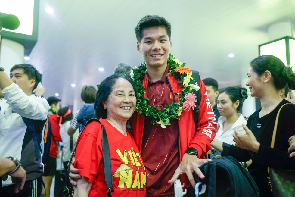 Ch&agrave;o đ&oacute;n những người h&ugrave;ng ki&ecirc;u h&atilde;nh trở về- Ảnh 5.