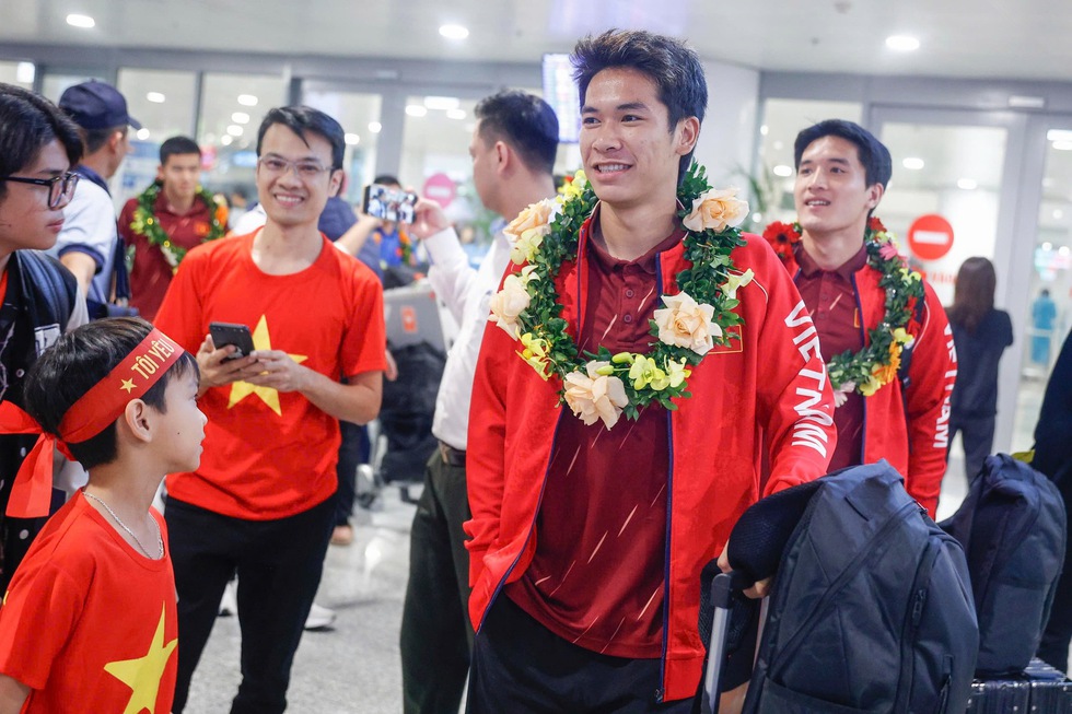 Ch&agrave;o đ&oacute;n những người h&ugrave;ng ki&ecirc;u h&atilde;nh trở về- Ảnh 3.