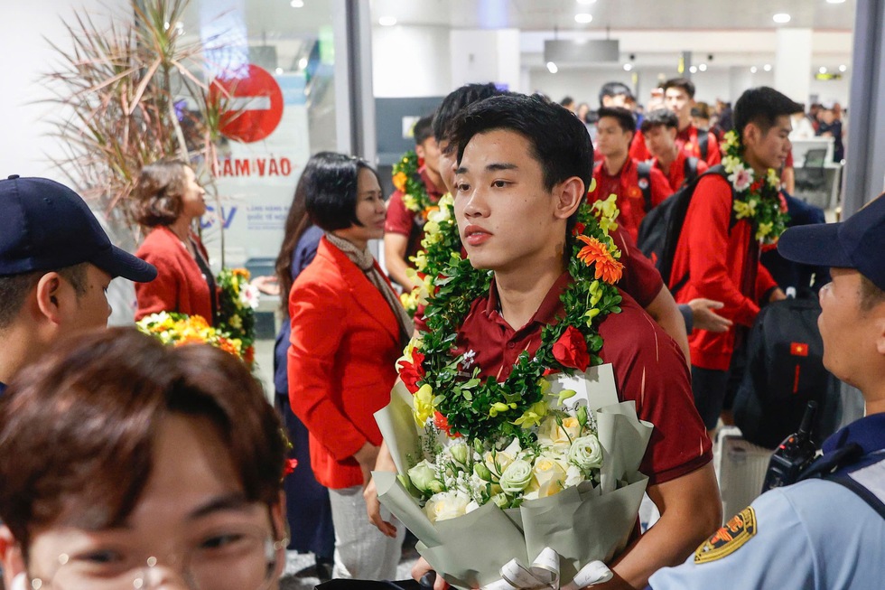 Ch&agrave;o đ&oacute;n những người h&ugrave;ng ki&ecirc;u h&atilde;nh trở về- Ảnh 4.