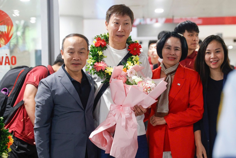 Ch&agrave;o đ&oacute;n những người h&ugrave;ng ki&ecirc;u h&atilde;nh trở về- Ảnh 1.