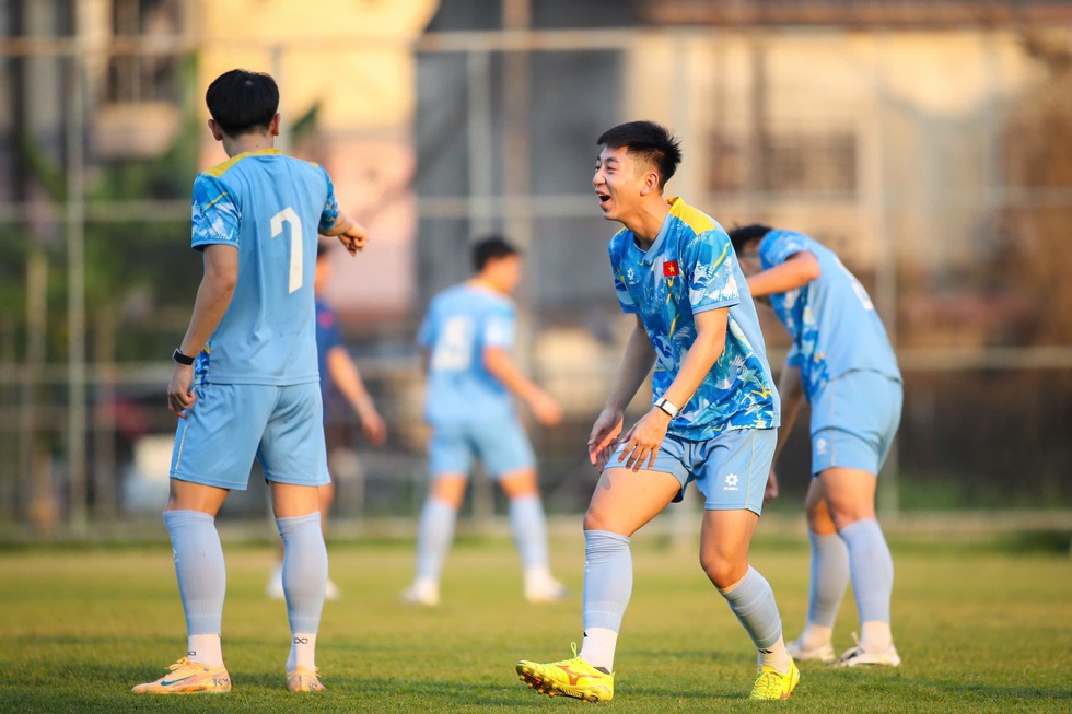 Hé lộ lý do U.23 Việt Nam không được tập sân Rajamangala, HLV Kim Sang-sik có động thái ‘lạ’- Ảnh 3.