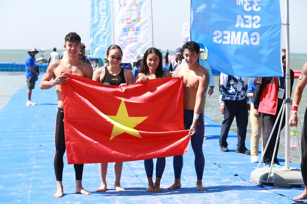 N&oacute;ng: Đội tuyển bơi Việt Nam xuất sắc gi&agrave;nh HCV tiếp sức bơi đường d&agrave;i SEA Games 33- Ảnh 4.