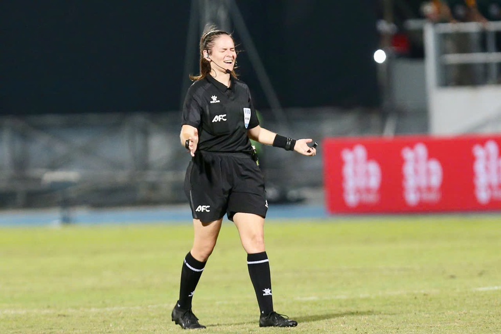 AFC c&oacute; thể xử l&yacute; cả trọng t&agrave;i ch&iacute;nh lẫn trợ l&yacute; sau quyết định sai lầm khiến Việt Nam thua Philippines- Ảnh 2.