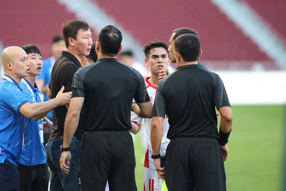 AFC c&oacute; thể xử l&yacute; cả trọng t&agrave;i ch&iacute;nh lẫn trợ l&yacute; sau quyết định sai lầm khiến Việt Nam thua Philippines- Ảnh 1.