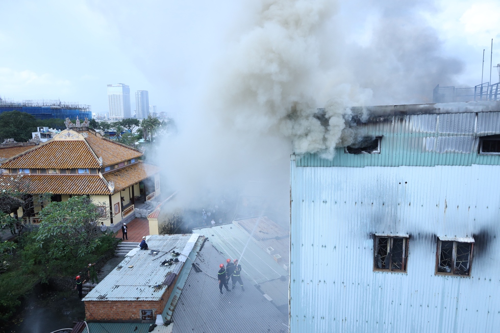 Đ&agrave; Nẵng: Kho chứa tranh gần cầu Rồng ch&aacute;y lớn - Ảnh 1.