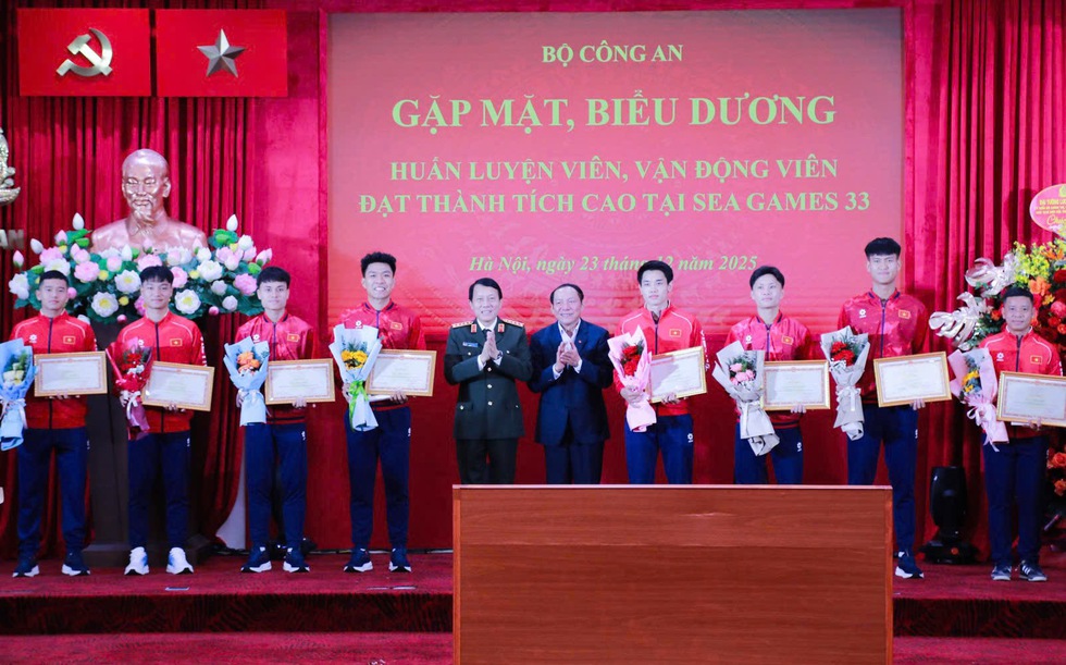Bộ trưởng Lương Tam Quang biểu dương Thu Vinh, Đ&igrave;nh Bắc v&agrave; đo&agrave;n CAND gi&agrave;nh th&agrave;nh t&iacute;ch cao SEA Games 33- Ảnh 2.