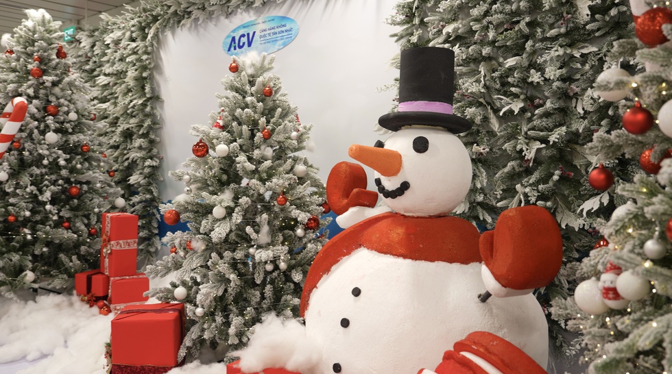 Kh&ocirc;ng gian Gi&aacute;ng sinh rực rỡ tại T&acirc;n Sơn Nhất thu h&uacute;t h&agrave;nh kh&aacute;ch đ&oacute;n Noel - Ảnh 2.