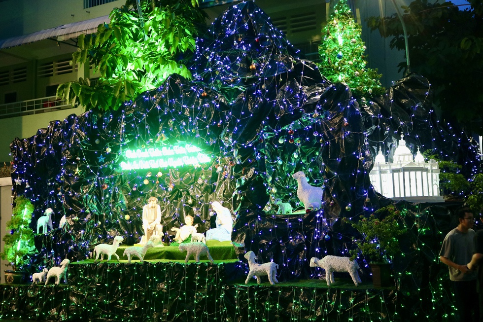 Đ&ecirc;m Gi&aacute;ng sinh nhiều người bất ngờ check-in c&ugrave;ng &ocirc;ng gi&agrave; Noel &lsquo;si&ecirc;u to khổng lồ&rsquo;- Ảnh 9.