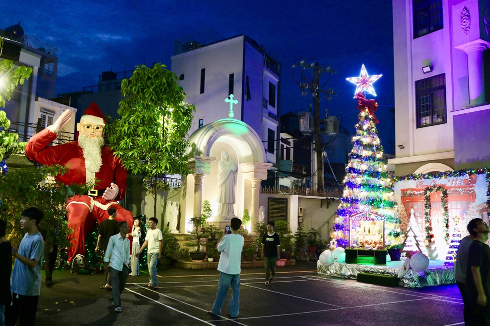 Đ&ecirc;m Gi&aacute;ng sinh nhiều người bất ngờ check-in c&ugrave;ng &ocirc;ng gi&agrave; Noel &lsquo;si&ecirc;u to khổng lồ&rsquo;- Ảnh 11.