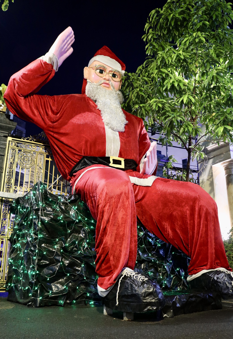 Đ&ecirc;m Gi&aacute;ng sinh nhiều người bất ngờ check-in c&ugrave;ng &ocirc;ng gi&agrave; Noel &lsquo;si&ecirc;u to khổng lồ&rsquo;- Ảnh 6.