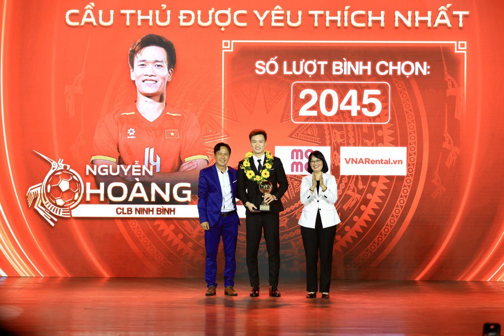 Ho&agrave;ng Đức lập hat-trick Quả b&oacute;ng v&agrave;ng Việt Nam, B&iacute;ch Th&ugrave;y lần đầu nhận Quả b&oacute;ng v&agrave;ng nữ- Ảnh 2.