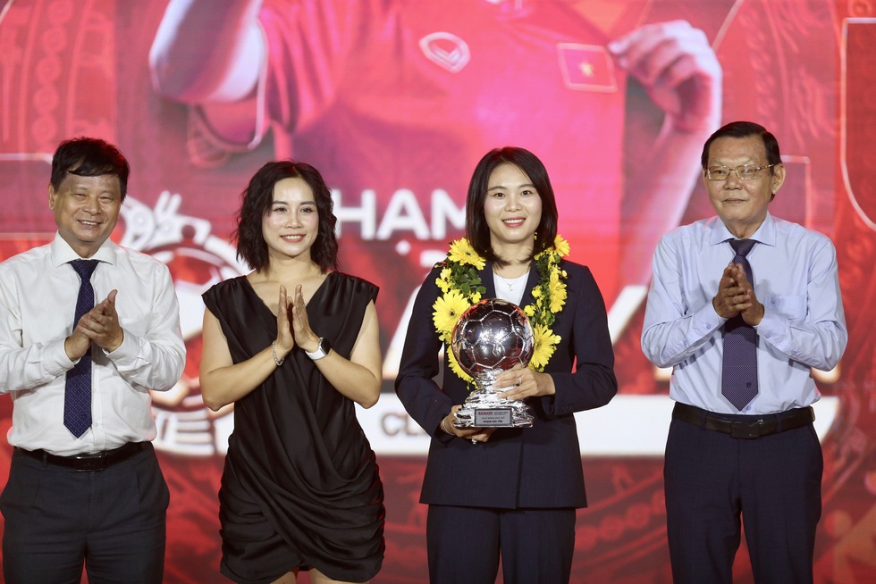 Ho&agrave;ng Đức lập hat-trick Quả b&oacute;ng v&agrave;ng Việt Nam, B&iacute;ch Th&ugrave;y lần đầu nhận Quả b&oacute;ng v&agrave;ng nữ- Ảnh 8.