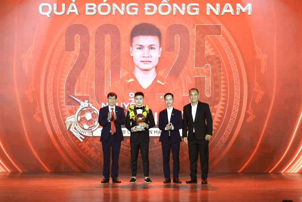 Ho&agrave;ng Đức lập hat-trick Quả b&oacute;ng v&agrave;ng Việt Nam, B&iacute;ch Th&ugrave;y lần đầu nhận Quả b&oacute;ng v&agrave;ng nữ- Ảnh 10.