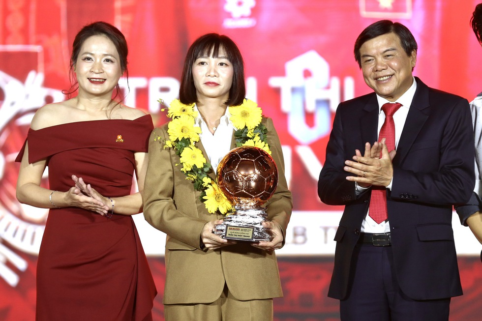 Ho&agrave;ng Đức lập hat-trick Quả b&oacute;ng v&agrave;ng Việt Nam, B&iacute;ch Th&ugrave;y lần đầu nhận Quả b&oacute;ng v&agrave;ng nữ- Ảnh 9.