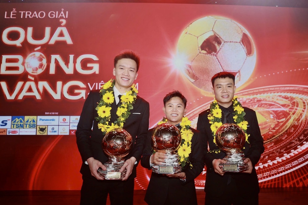 Ho&agrave;ng Đức lập hat-trick Quả b&oacute;ng v&agrave;ng Việt Nam, B&iacute;ch Th&ugrave;y x&uacute;c động khi được vinh danh đặc biệt- Ảnh 2.