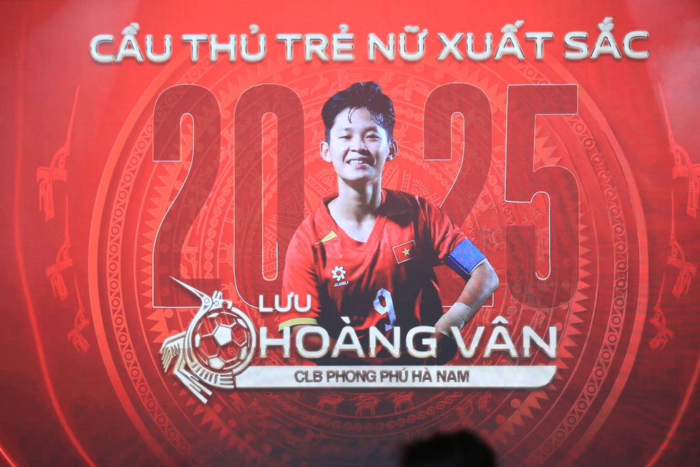 Ho&agrave;ng Đức lập hat-trick Quả b&oacute;ng v&agrave;ng Việt Nam, B&iacute;ch Th&ugrave;y lần đầu nhận Quả b&oacute;ng v&agrave;ng nữ- Ảnh 5.