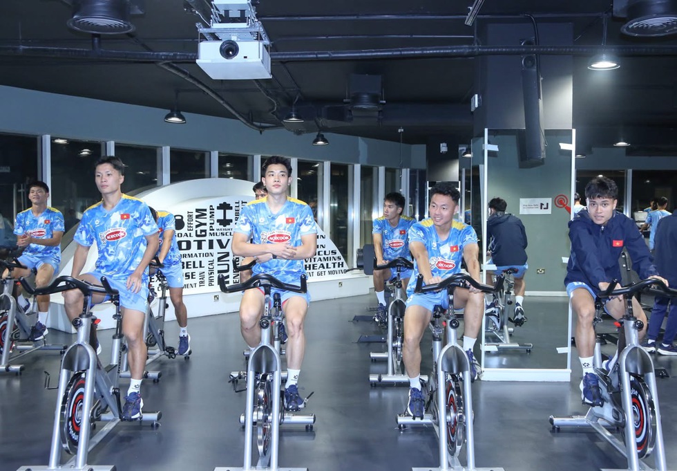 Quả b&oacute;ng bạc Đ&igrave;nh Bắc v&agrave; U.23 Việt Nam tập gym tại Qatar, HLV Kim loại 1 cầu thủ ng&agrave;y n&agrave;o?- Ảnh 4.